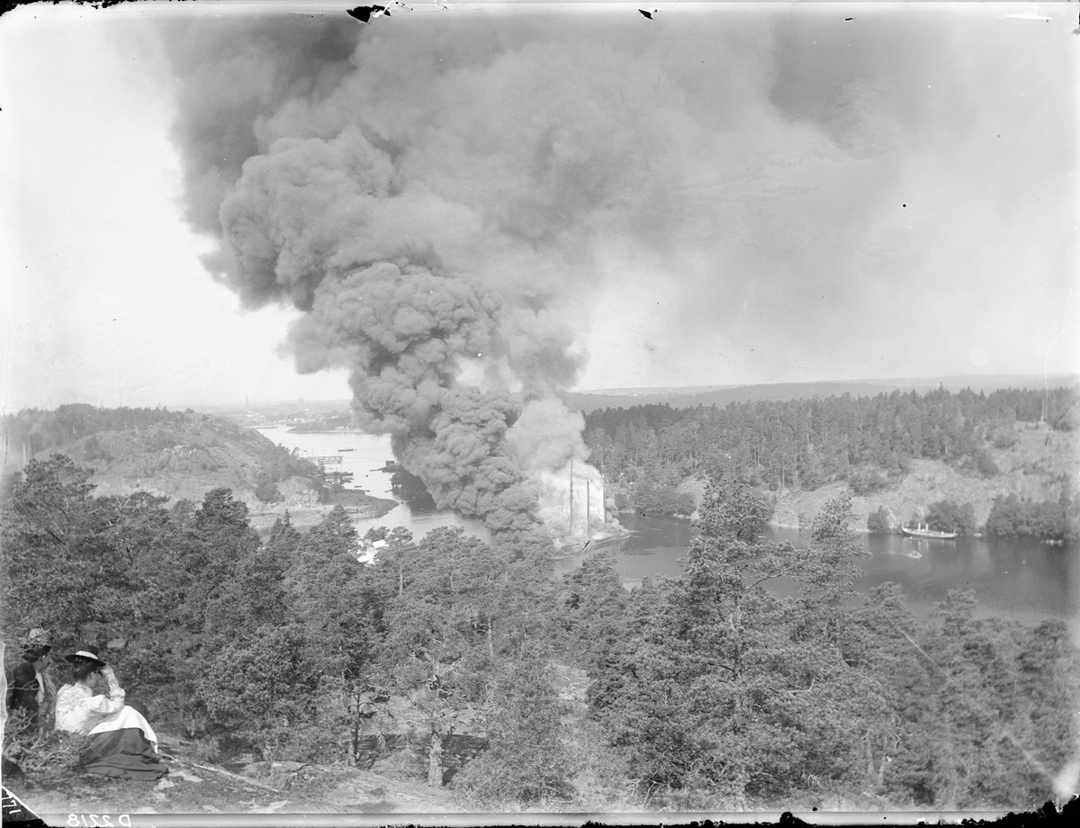 Skeppet "Louise Adelaides" explosion i Gäddviken den 23 juli 1901. (Explosionen skedde 08.25 f.m. och fotografiet togs kl 0930 f.m.).