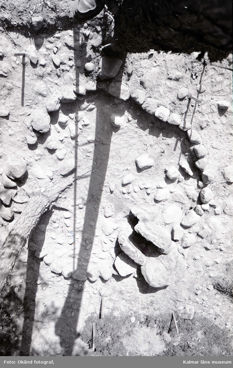 Rund stensättning i Virkvarn. Grav från bronsåldern.