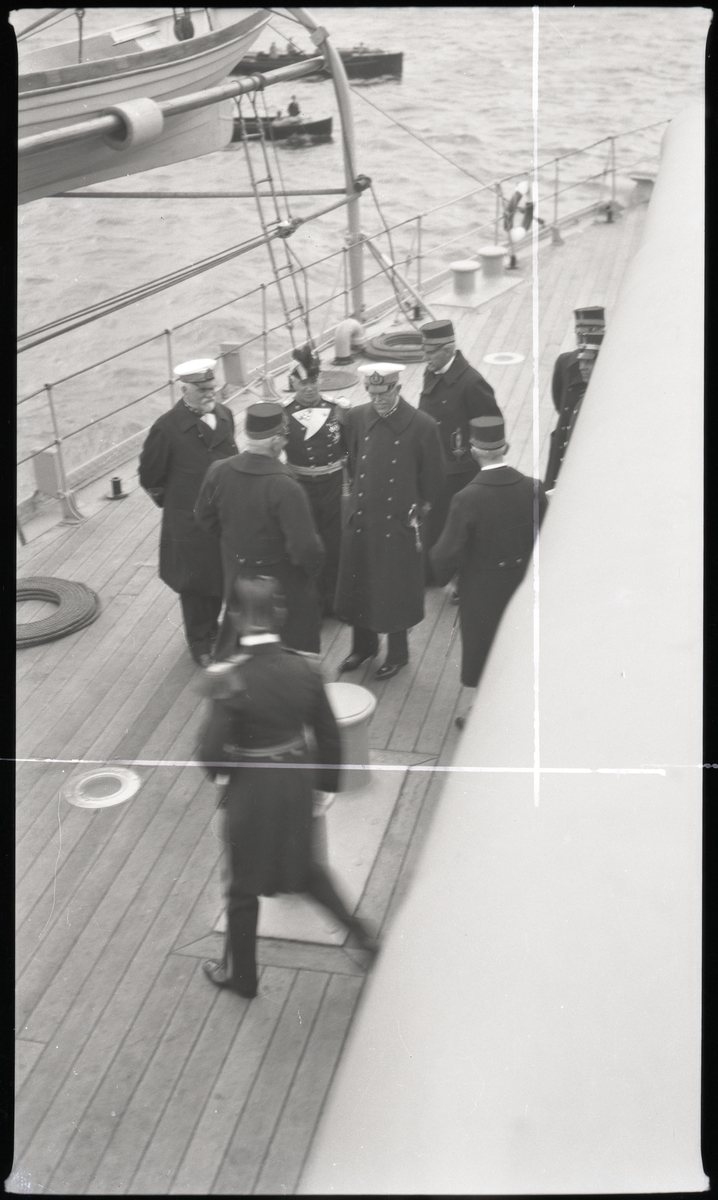 Kung Gustaf V möter Lettlands president Gustavs Zemgals (med ryggen mot kameran) ombord på pansarskeppet SVERIGE under det lettiska statsbesöket 1929.