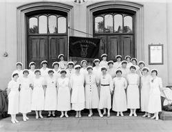 Sarpsborg Socialistiske Kvinneforenings Damekor fotografert 