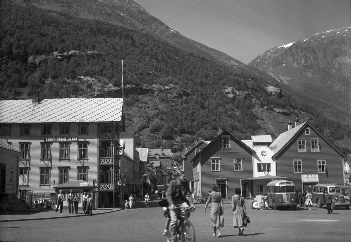 Odda torg med Hardanger Hotel og busstasjonen på 1940-1950-talet