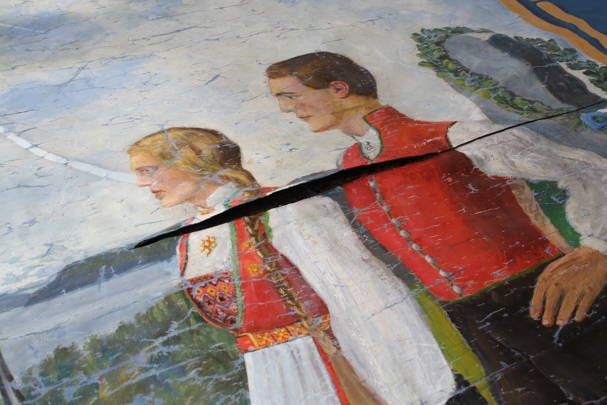 Nordhordlandslandskap med fjord og kyrkje.