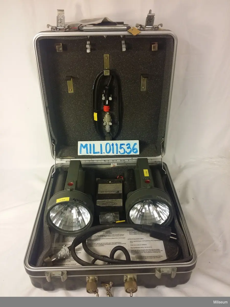 Handlampa för ammunitionsröjare, sats om två lampor med tillhörande väska.