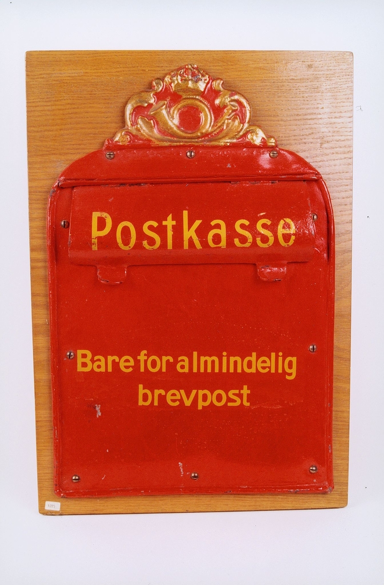 Rødt postkasseskilt av sink med gul skrift, for innstikkasse, med tekst: "Postkasse"  "Bare for almindelig brevpost".