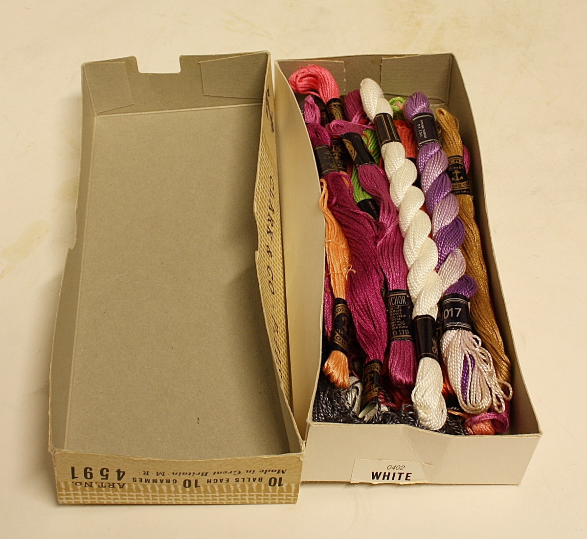 Rektangulær eske med lokk og 32 brodèrgarn i.