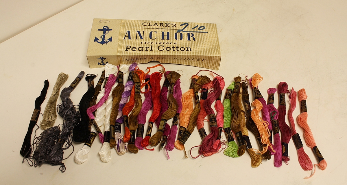 Rektangulær eske med lokk og 32 brodèrgarn i.