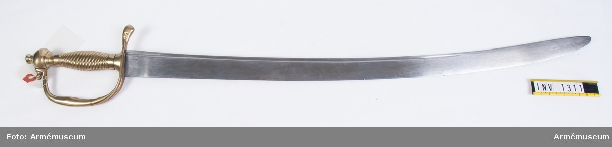 Vapnet är en ändrad huggare m/1748, där yttre och inre parerplåten bortslipats. Eneggad krökt klinga och fäste av mässing. Märkt "29" på parerstången. Klingans bredd vid fästet: 35 mm.