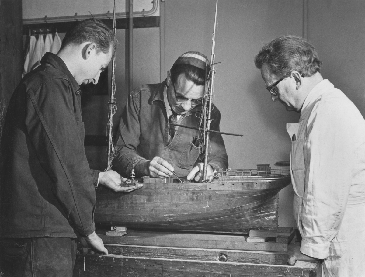 Interiör från Sjöhistoriska museets modellverkstad. Göran Forss, Voldemar Konga och Sam Svensson i arbete med en fartygsmodell.