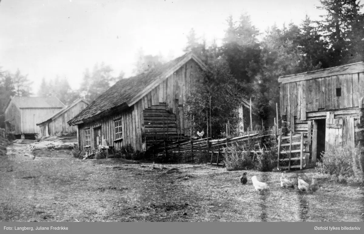 Tunet på Bergenhus kapellangård i Rakkestad (prestegård) ca. 1895. Stabbur, bryggerhus og hønsehus.