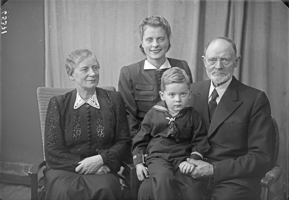 Gruppebilde. Familie. 4 generasjoner. Bestefar, bestemor, datter og dattersønn. Bestilt av Fru Karl Lothe. Hasselgt. 8.
