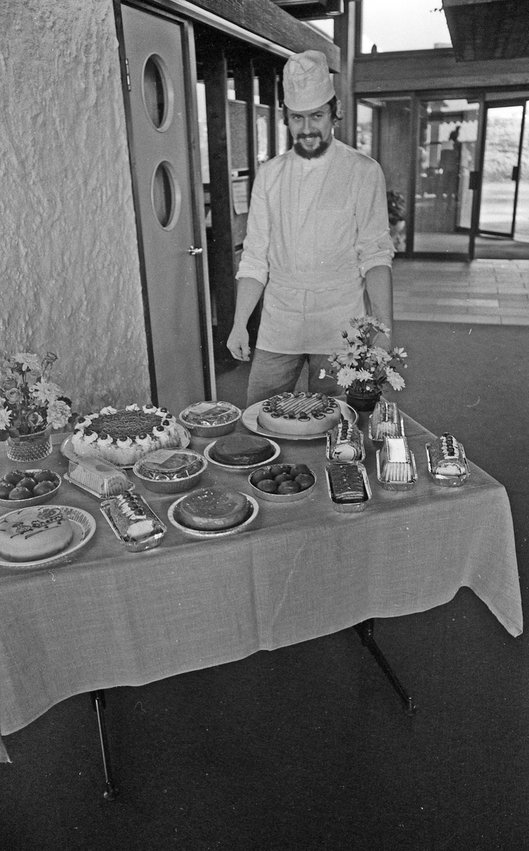 Mange smilende personer foran inngangspartiet på Park Hotel - tidligere Touring Motor Hotell. Kjøkkensjefen viser fram dessertutvalget. Kjøkkensjefen serverer middag for fornøyde gjester.