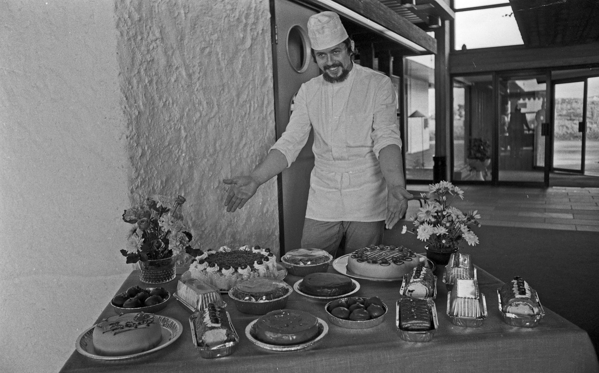 Mange smilende personer foran inngangspartiet på Park Hotel - tidligere Touring Motor Hotell. Kjøkkensjefen viser fram dessertutvalget. Kjøkkensjefen serverer middag for fornøyde gjester.