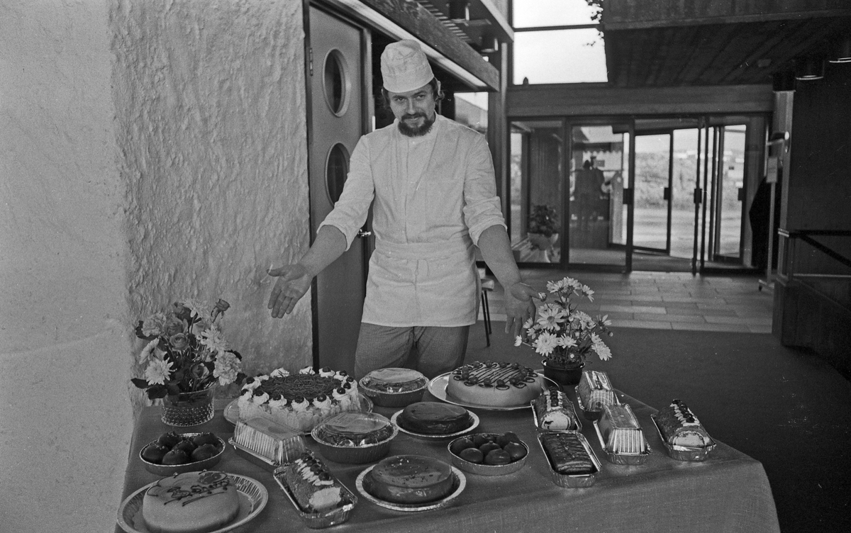 Mange smilende personer foran inngangspartiet på Park Hotel - tidligere Touring Motor Hotell. Kjøkkensjefen viser fram dessertutvalget. Kjøkkensjefen serverer middag for fornøyde gjester.