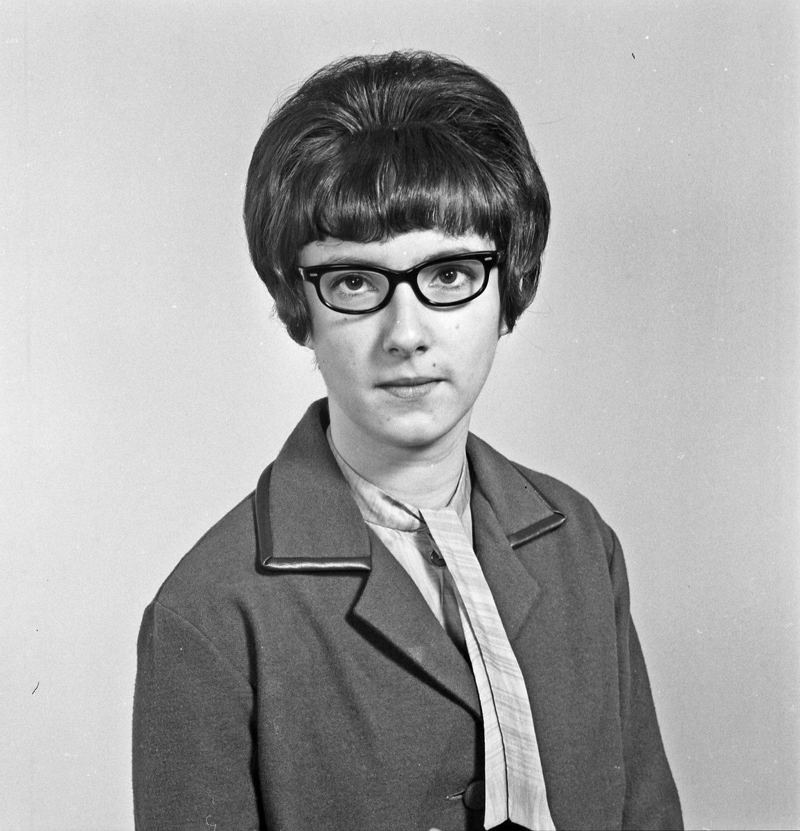 Portrett ung kvinne med briller - bestiller Randi Eikeland