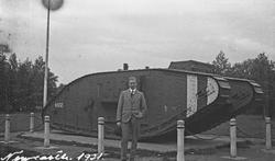 Mann poserer foran stidsvogn nr. 4552 på utstilling i Newcas