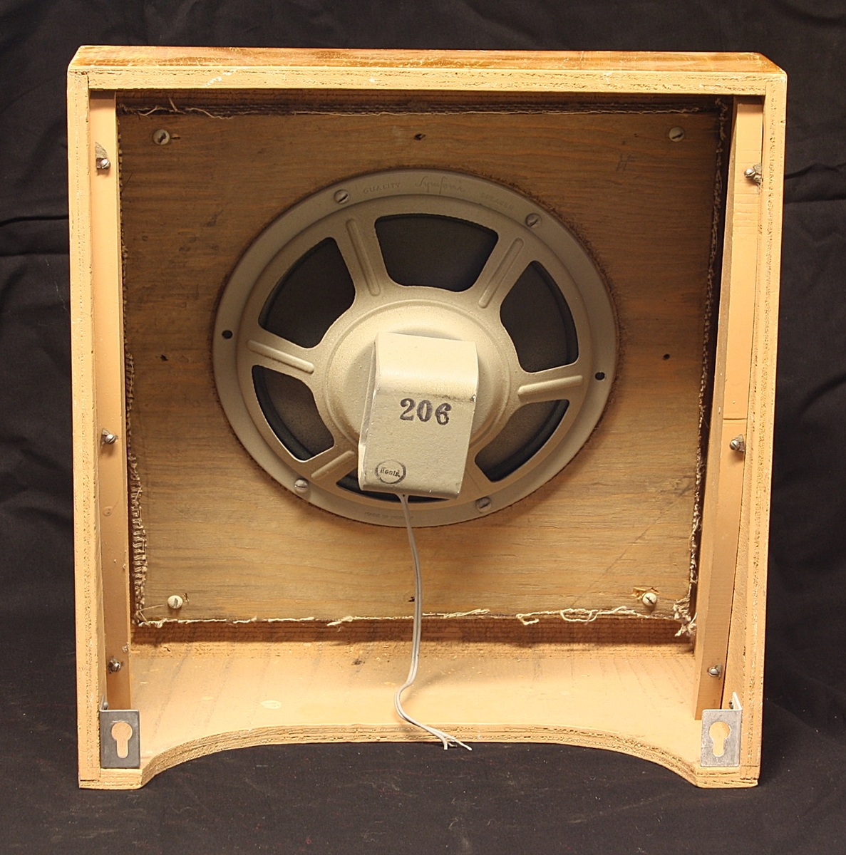 Trapesformet høyttaler til montering på vegg. Brukt på skole. Noe slitt i lakken, noe krakkelering.