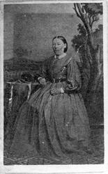 Portrett av Bolette Nilsen Komperød, f. 1840, fra gården Kom