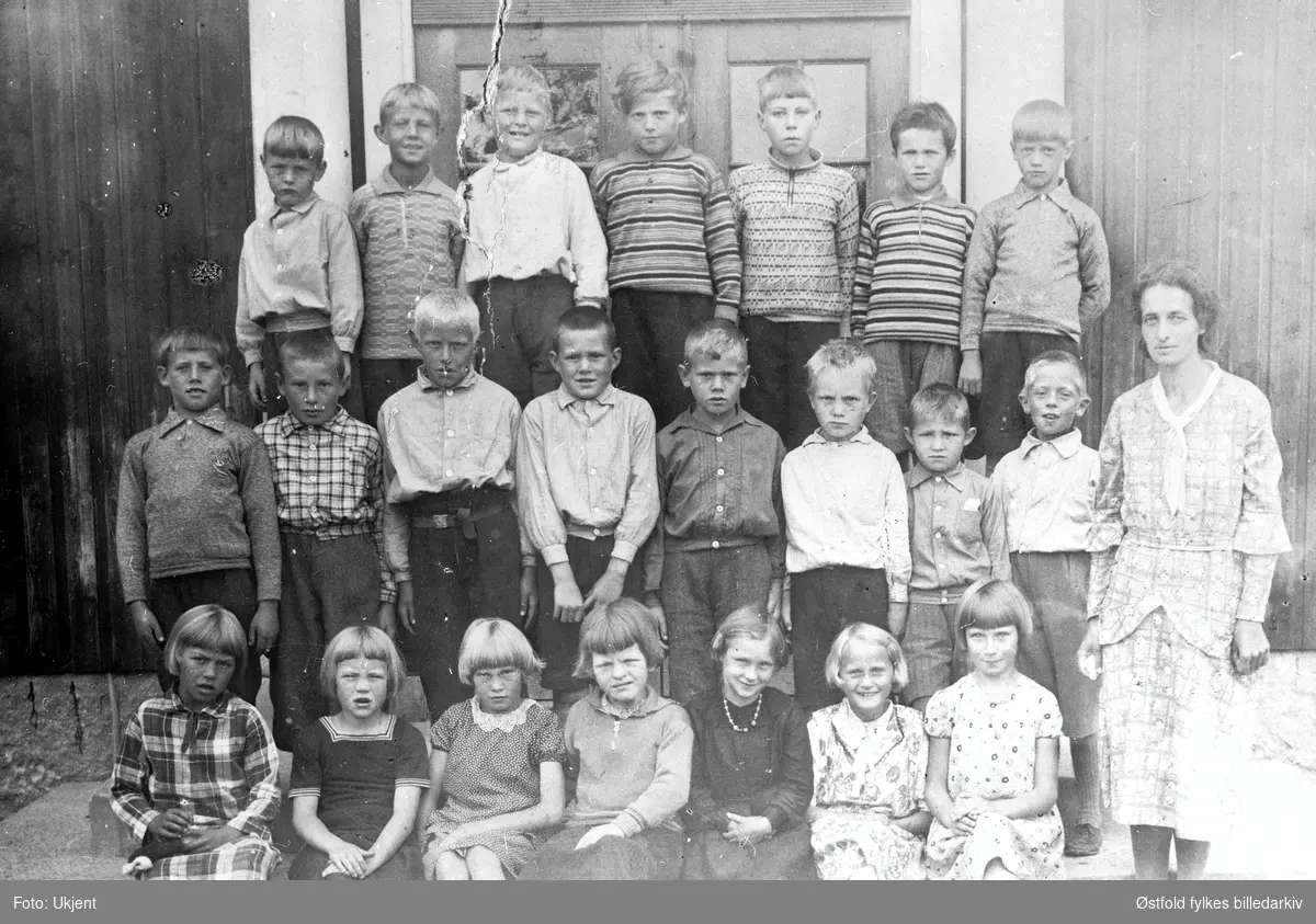 Skoleklasse ved Neaskog skole i 1933 med deres lærerinne frk. Hedvig Monsen. Elevene står ved Kommunelokalet.