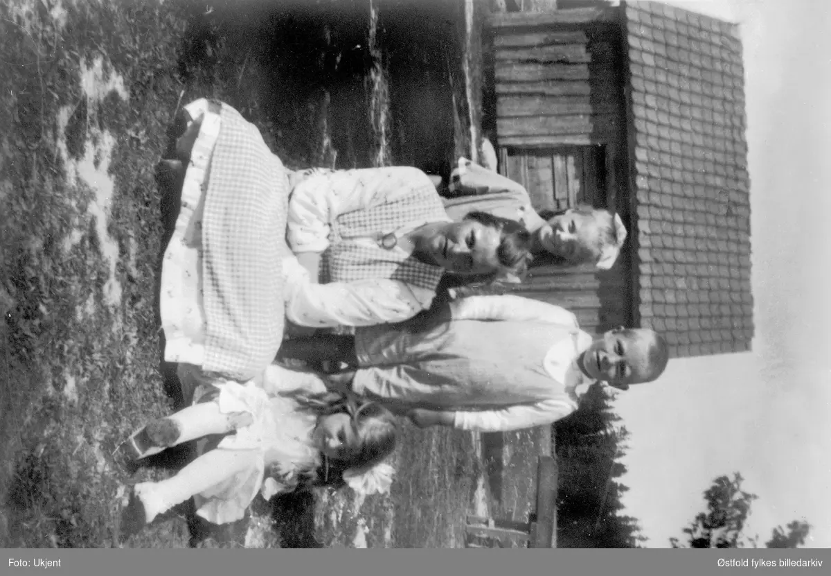 Familiegruppe - gården Kassem 58/  SKiptvet i 1921. 
Foran: Marie Kassem og Åse Engebretsen. Bak: Else Engebretsen og Ragnar Engebretsen.