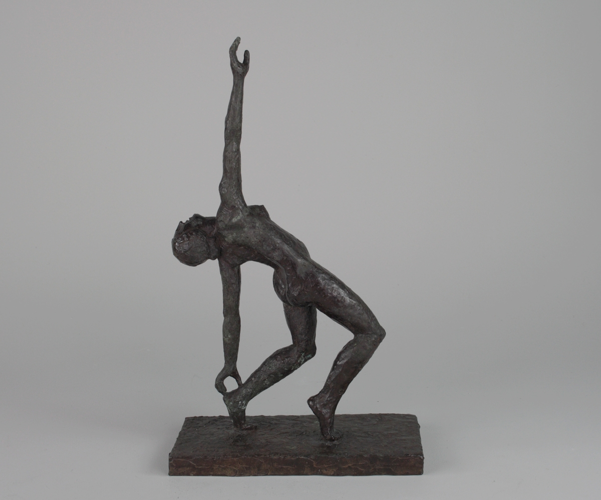 Bakåtlutad stående kvinna [Bronsskulptur]