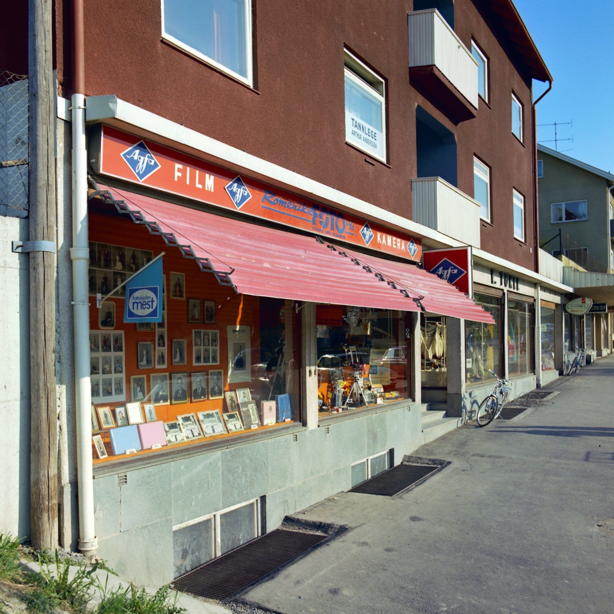 Fasader av  Romerike fotoforretninger og Torleiv Imbsen skobutikk