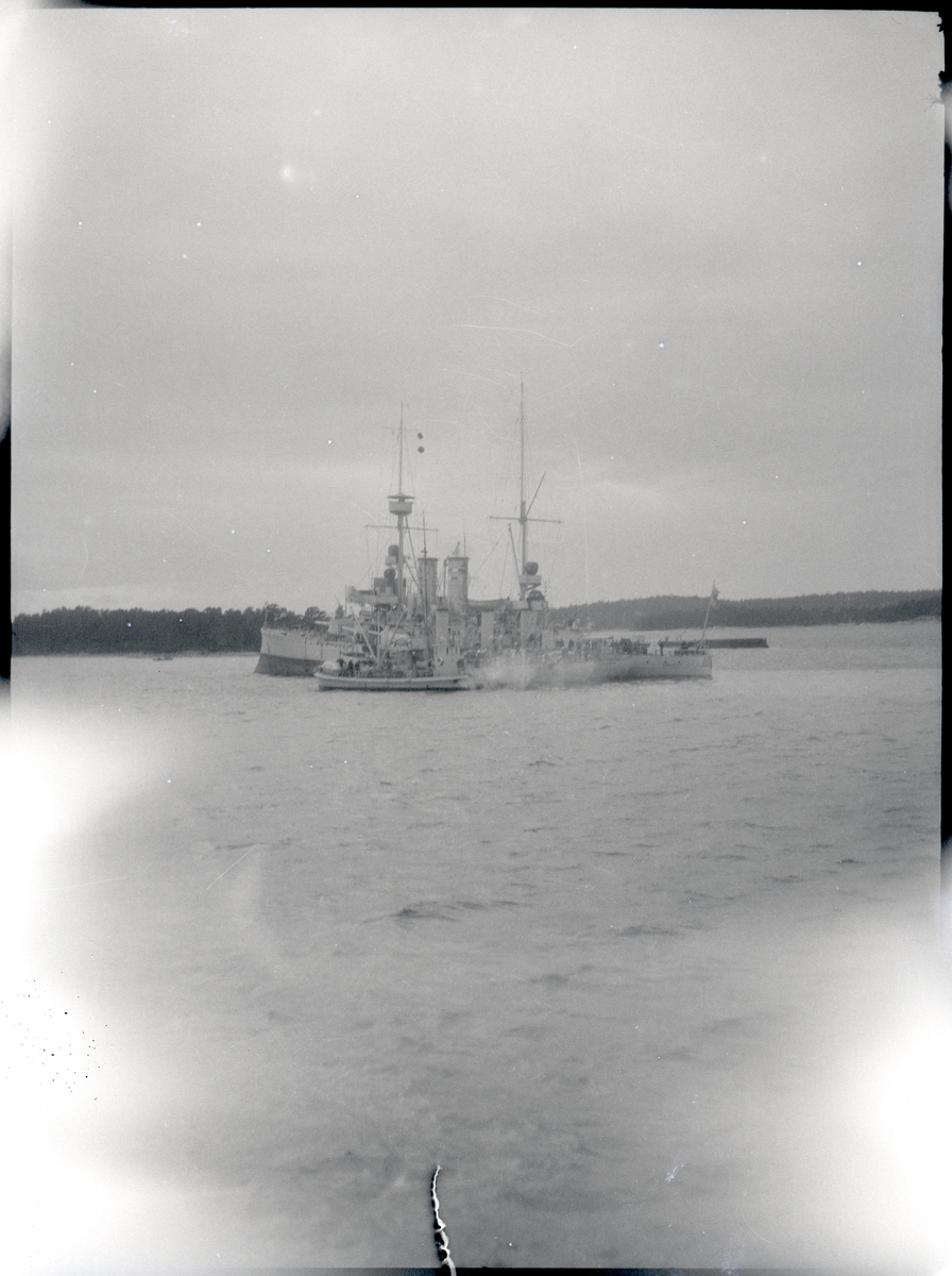 Pansarskeppet MANLIGHETEN efter grundstötningen vid Piltholmen utanför Dalarö 24 augusti 1930. Jfr Fo229262C, som uppenbarligen tagits vid samma tillfälle.