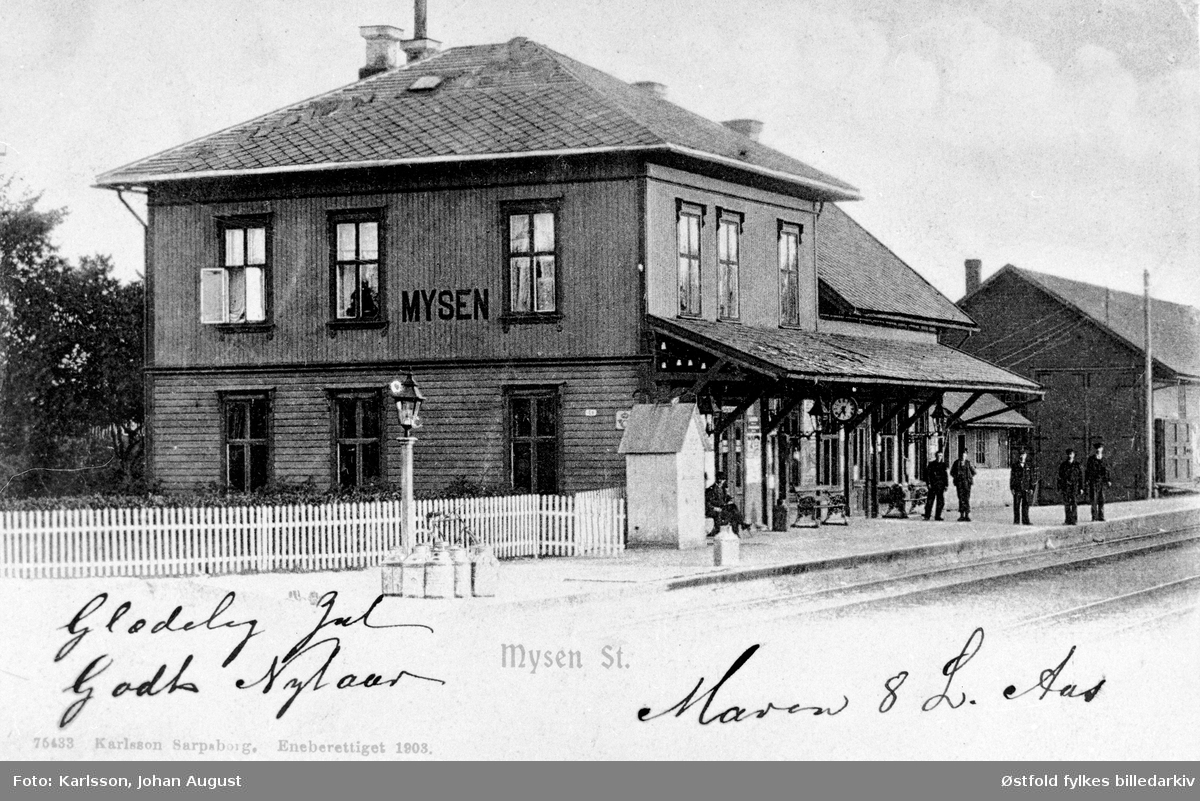 Mysen jernbanestasjon i Eidsberg 1903 - stasjonsbygning - reisende og konduktører på perrongen. Postkort.