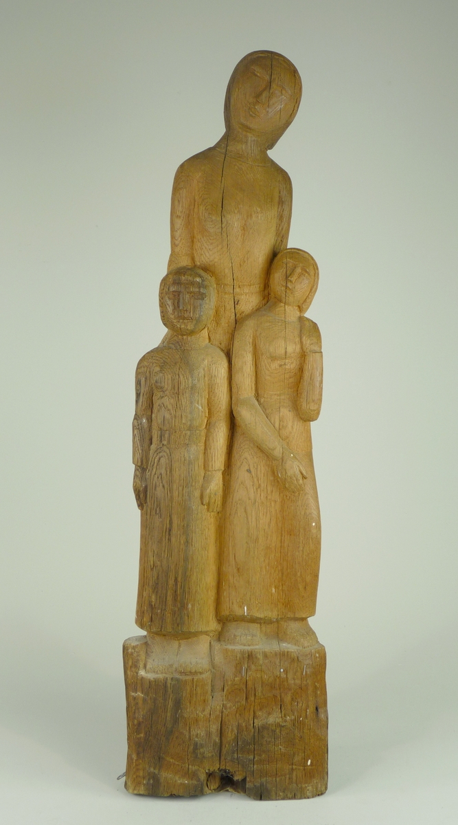 Mor med två barn [Träskulptur]