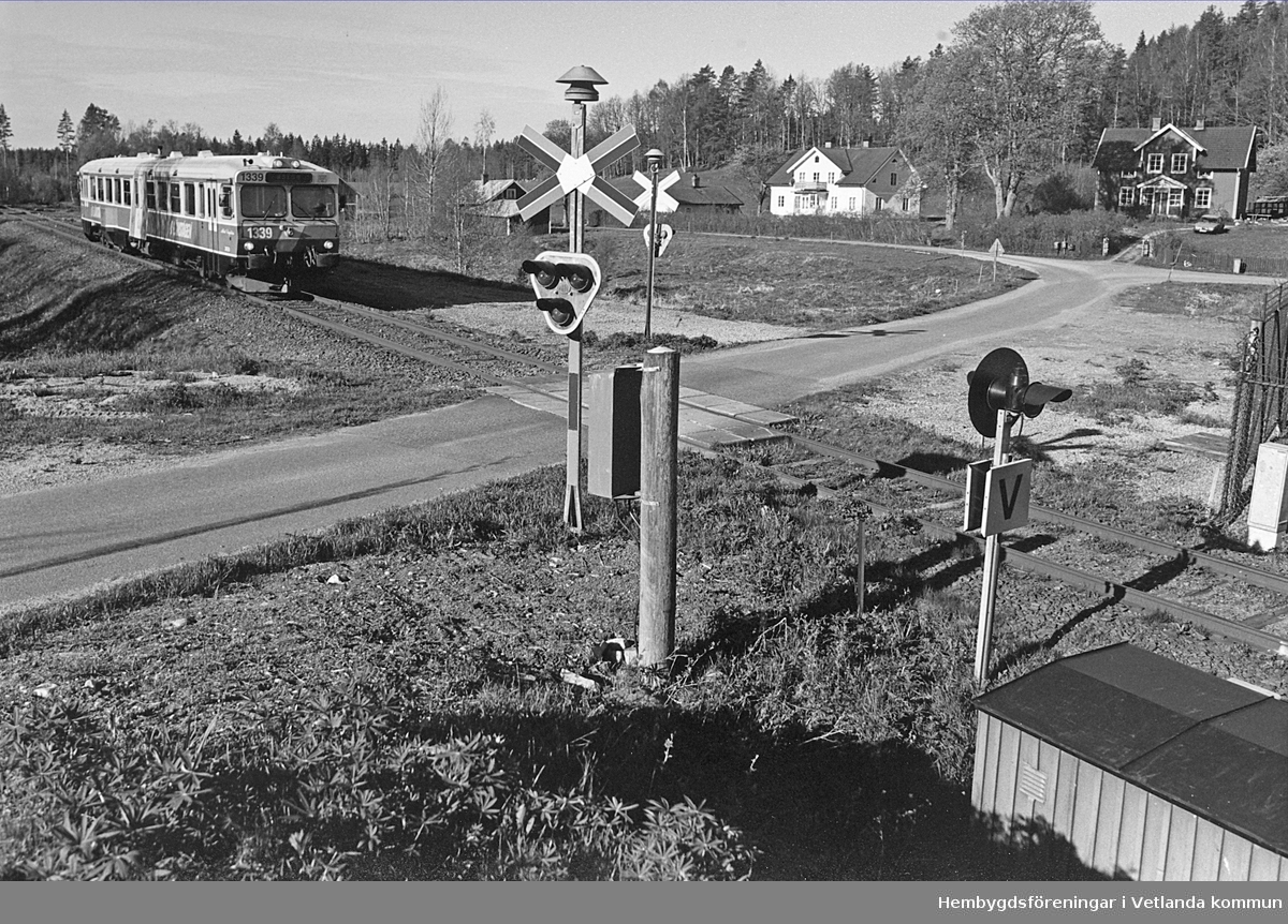 Tåg 8592 Åseda-Nässjö passerar Bråtåkra kl 8.01 den 7 Maj 2002, det sista året med ordinarie trafik på banan.