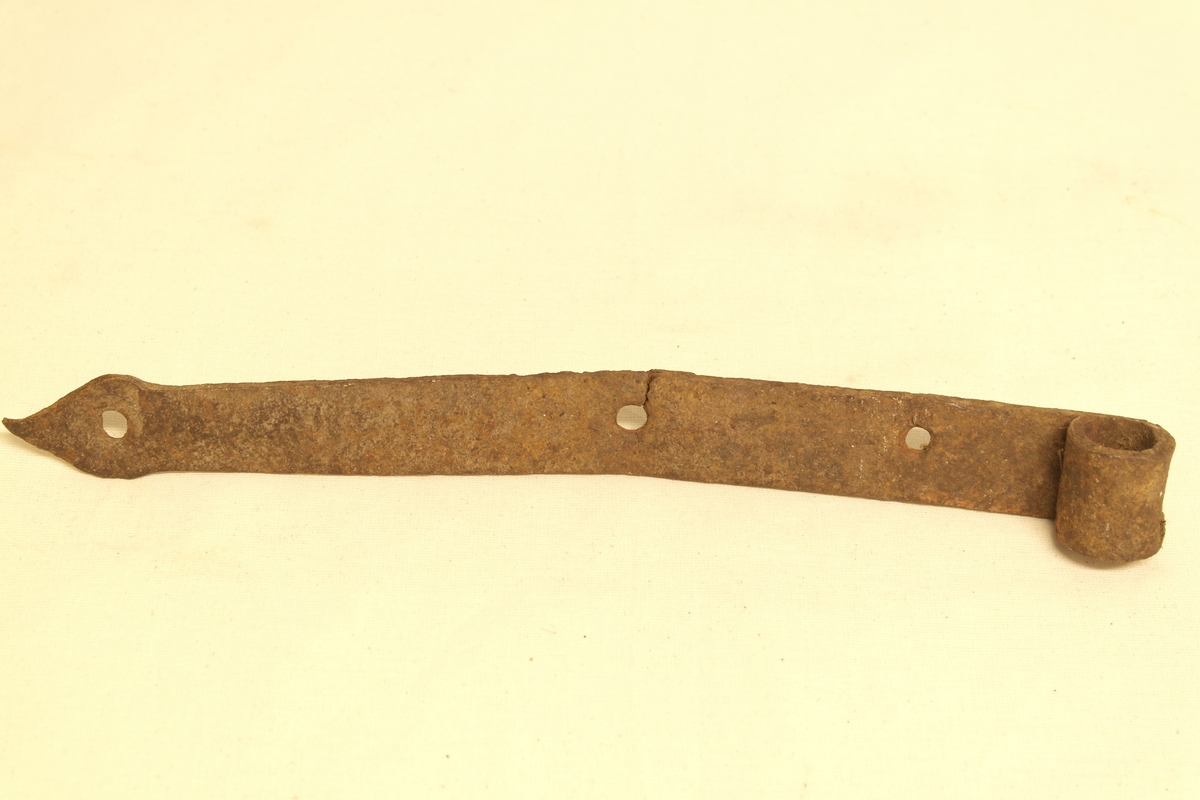 Fem kistehengsler (a-e) i smidd jern.