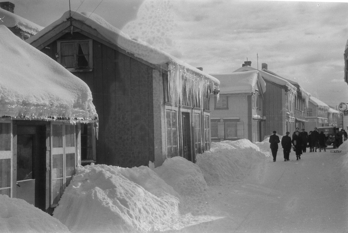 Sørover Sjøgata på vinteren. Hus nr.2 fra venstre er Raubua (med lange istapper), det neste er Urmaker Schei.
