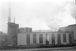 Piper og siloer på taket av B 103. Fra vest, oversikt.