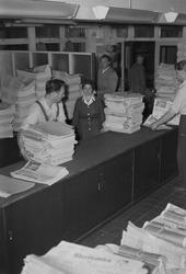 Pakking og distribusjon av Adresseavisen om morgenen