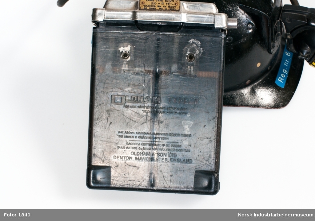 Vernehjelm med hodelykt og akkumulatorbatteri. Batteri og hodelykt er noe forbedret i forhold til 1950-utførelsen.