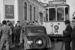 Kollisjon mellom bil og trikk utenfor teatret