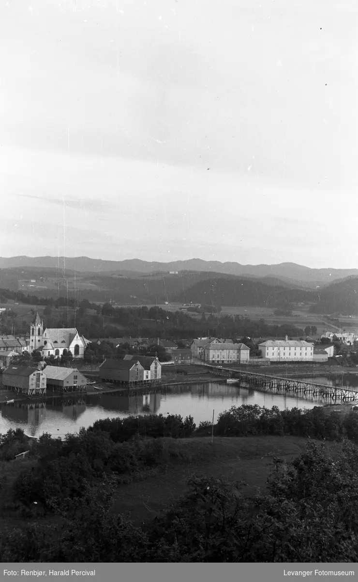 Utsikt over Levangersundet, mot Sundbrua og kirka.