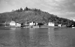 Mot Staupshauge, bildet tatt mot Nesset fra bysida.