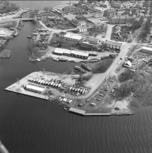 Karlsborg, Rödesund. Flygfoto. Till vänster syns Strömbron med Storgatan samt byggnader i Rödesund och varvsområdet. Endast neg finns.