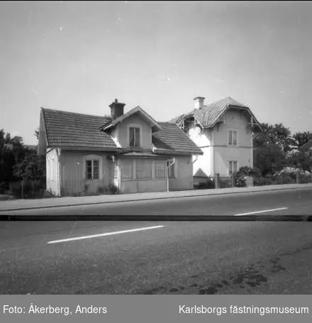 Karlsborg, Rödesund. Kvarteret Strömmen, Storgatan 57 - 59. Foto: Anders Åkerberg, juli 1973. Neg finns. Förstoring 40 x 50 cm.