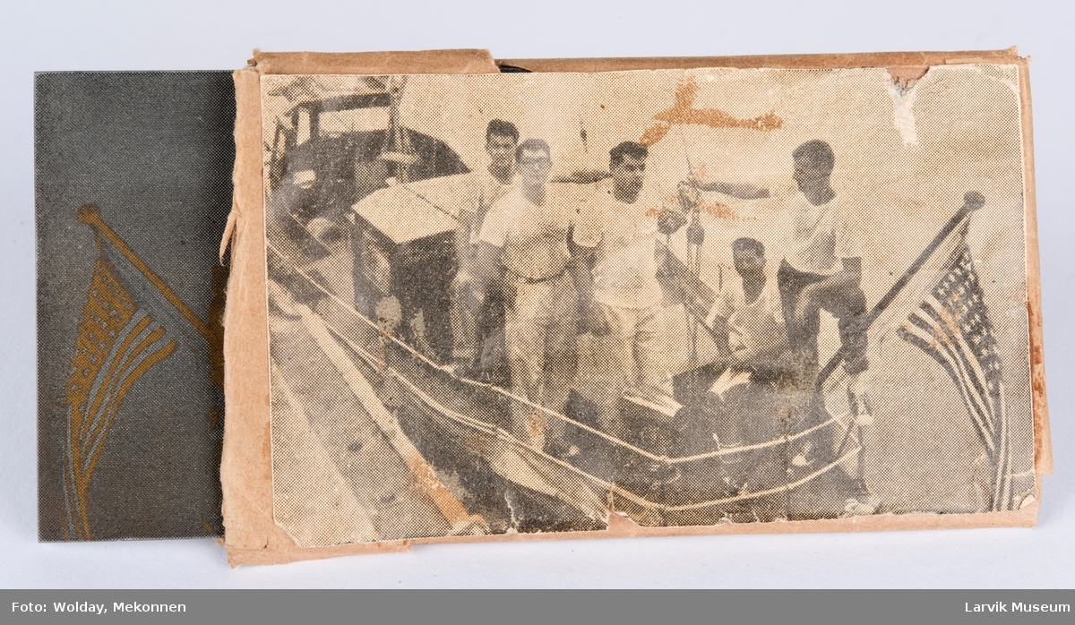 Bilde av tre menn i en båt