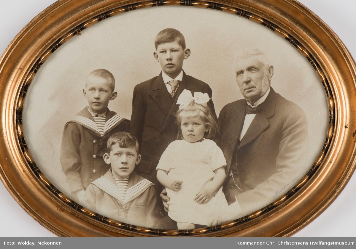 Skipsbygger Christian Jacobsen med barnebarna Christian, Henrik, Finn og Ingeborg