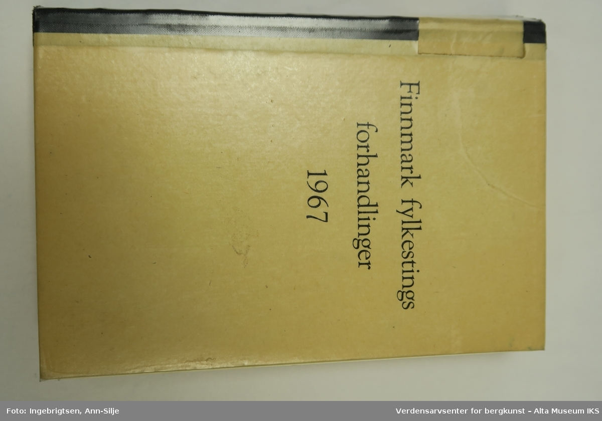 Innbundet bok. Boken inneholder årsmeldinger fra ulike fylkeskommunale institusjoner og skoler, og saker som ble tatt opp i fylkestinget i 1967.