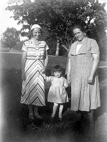 Margit Tegnell och Eira och Hedvig. - Västergötlands museum ...