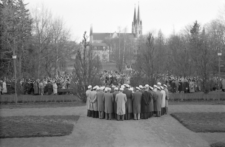 Skara Manskör.
Mycket folk har samlats för att höra manskören, Valborgsmässoafton, 1949.