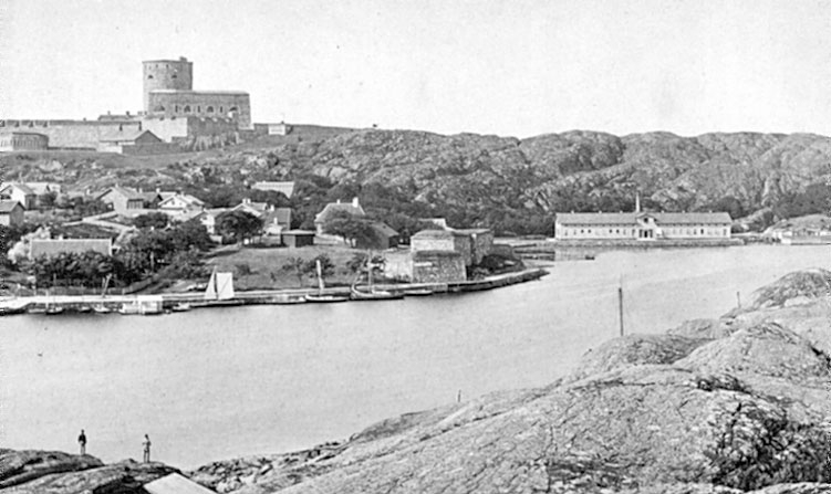 Norra delen av Marstrand. 
I förgrunden Skansen Fredriksborg 1750-1882. Till höger i bakgrunden Varmbadhuset, byggt 1858 1860-tal bild