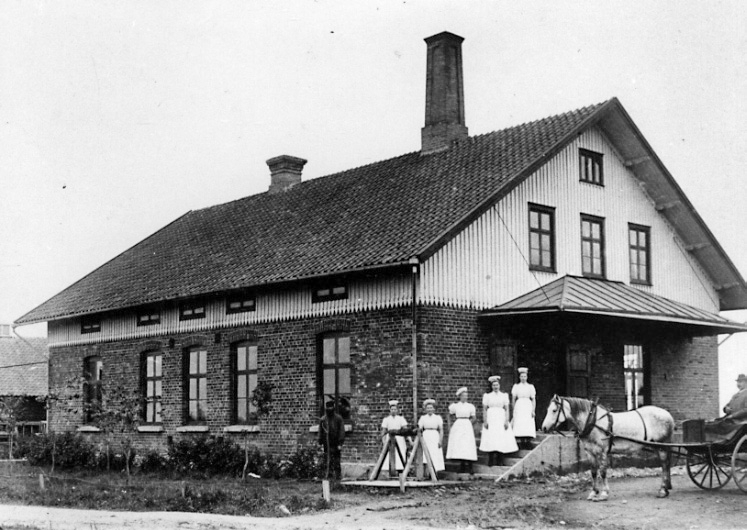 Karaby sn. 
Karaby gamla mejeri omkr. 1900. 
I Tidaholmskärran disp. N. A. Lundgren, Mejeriet.