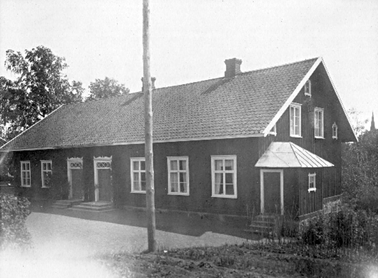 Valstad socken. 
Folkskolan.

Firman Ad. Lidwall i Tidaholm etablerades 1862. Mivis Lidwall f. 1856 och Adolf Lidwall drev den tillsammans med sin dotter Signe.