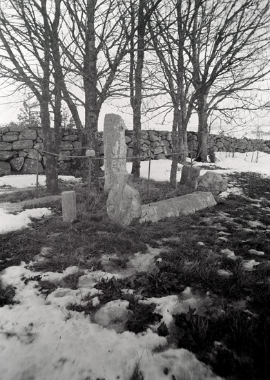 Gösslunda sn. 
Kyrkogården, gravstenar.