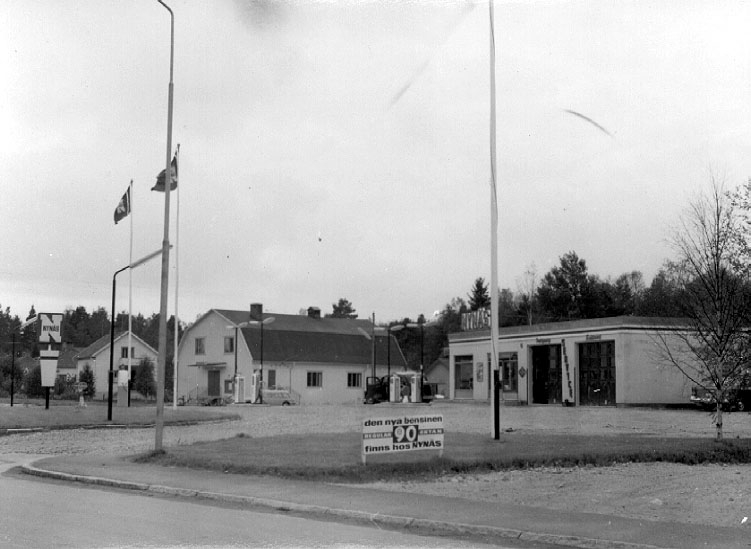 Thure Elgåsen. f. 26/6 1910. d. 6/9-1985. 
Tivedenkännare, konsthantverkare, scoutledare och hembygdsföreningsman.
I övrigt se personarkiv i Västergötlands museum, Skara.