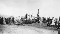 Personer, klær, flagg, trapp.